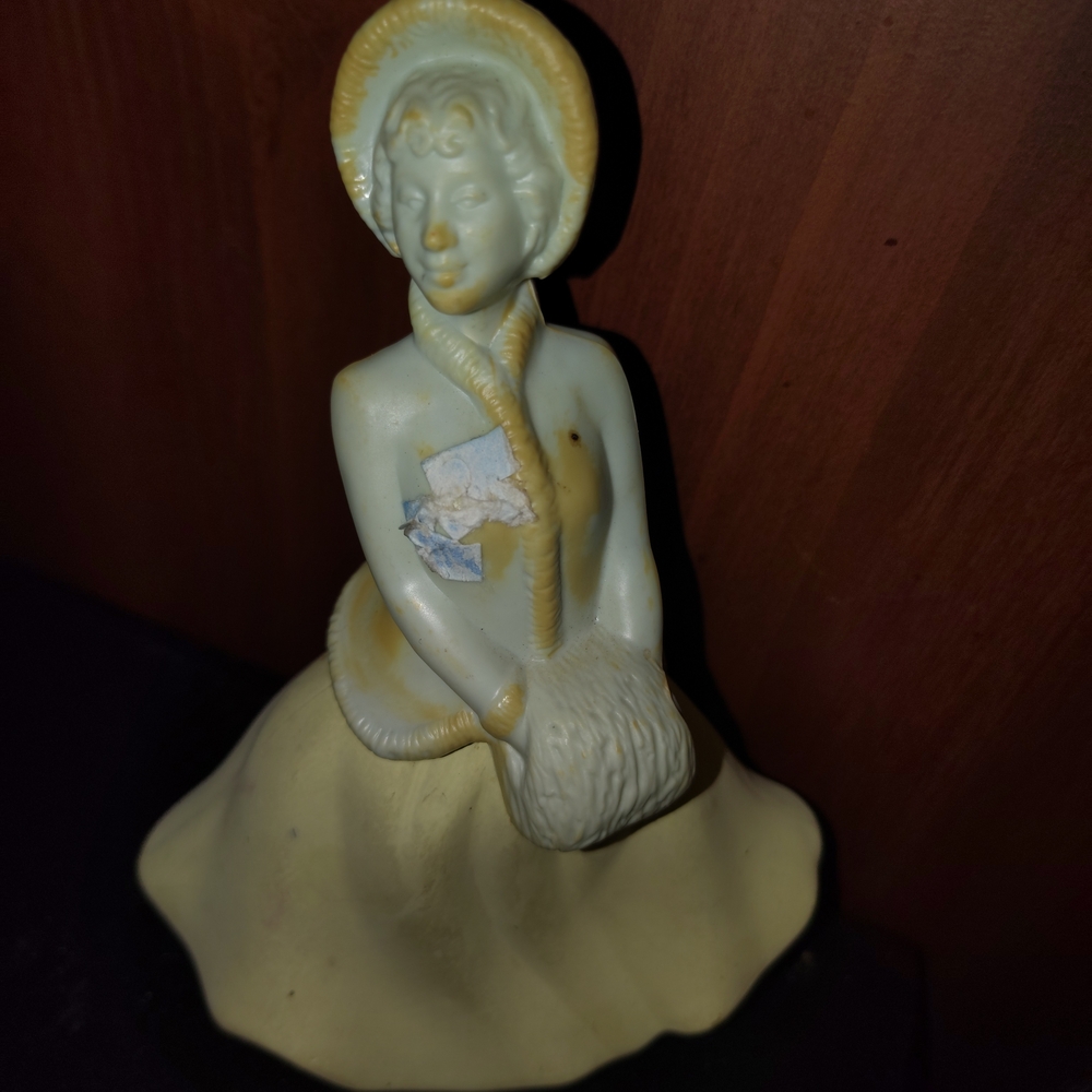 Avon Vintage Figurine in Yellow and Cream
